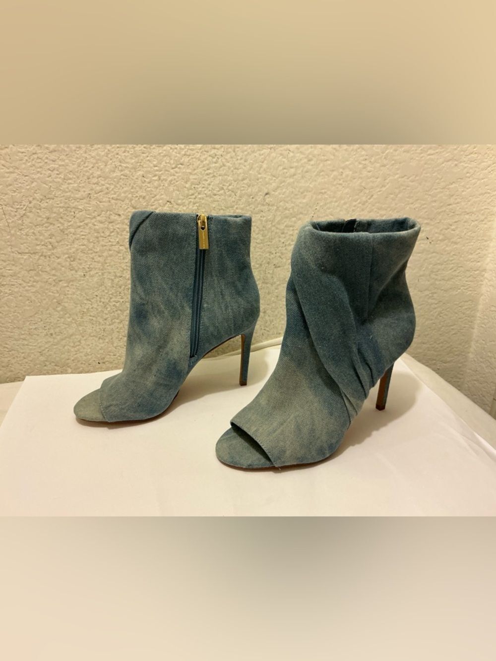 NWOB Vince Camuto Atonnaa Denim open toe bootie Acid Wash Denim size 7/37.5